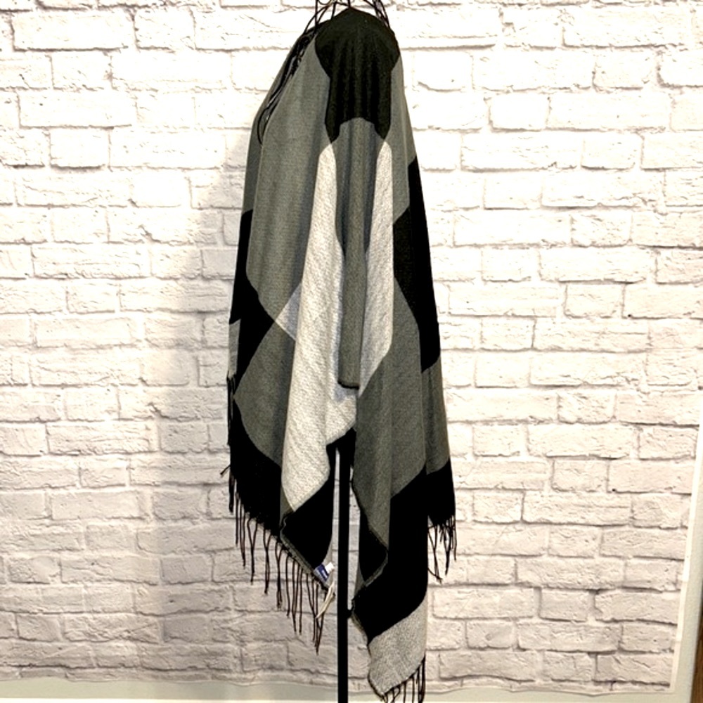 Athleta Ruana charcoal gray black color block fringe wrap - Picture 2 of 6
